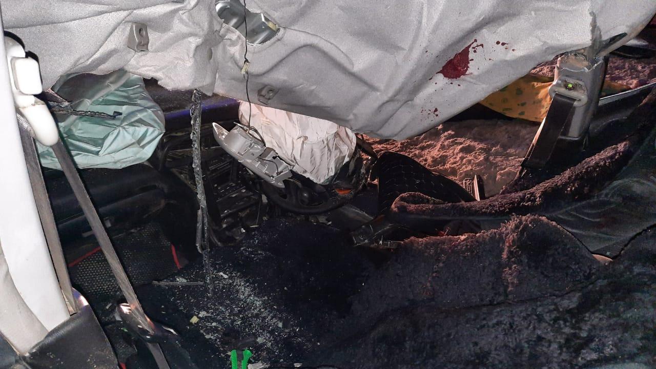 Фото Двое мужчин погибли от удара Subaru о бетонную опору в Новосибирске 4